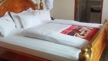 Escrivaninha, quartos à prova de som, Wi-Fi de cortesia, roupa de cama