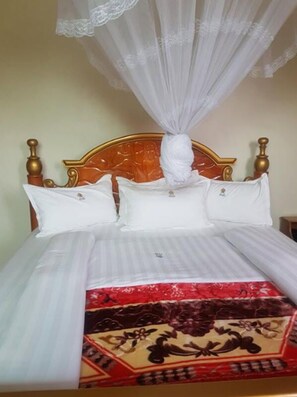 Desk, soundproofing, free WiFi, bed sheets