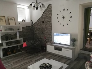 Apartamento clássico, vista para a montanha | Área de estar | TV LCD