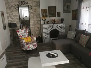 Departamento clásico, vista a la montaña | Área de sala de estar | Televisión LCD 