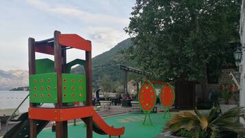 พื้นที่เล่นสำหรับเด็ก - กลางแจ้ง