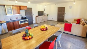 Un appartement moderne comprenant une cuisine, un coin repas et un salon.