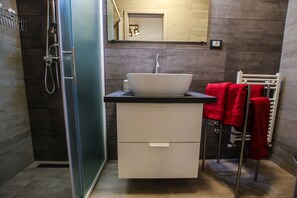 Premium Apartment, Multiple Beds, Courtyard View | Bathroom