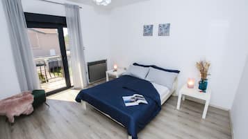 Apartamento premium, várias camas, vista para o pátio | Escrivaninha, cortinas blackout, ferros/tábuas de passar roupa