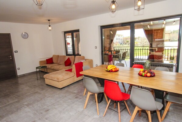 Appartement Prestige, Plusieurs lits, vue sur la cour intérieure | Aire de séjour | Téléviseur à écran plat