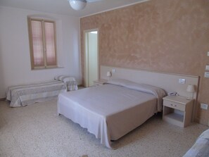 Neljän hengen huone | Työpöytä, ilmainen Wi-Fi, vuodevaatteet