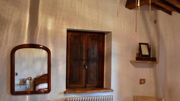 Free cots/infant beds, rollaway beds, free WiFi, bed sheets