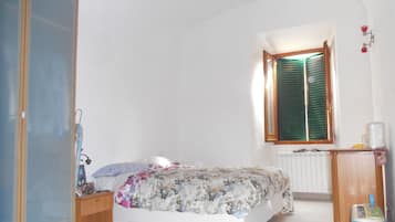 2 slaapkamers, een strijkplank/strijkijzer, internet, beddengoed