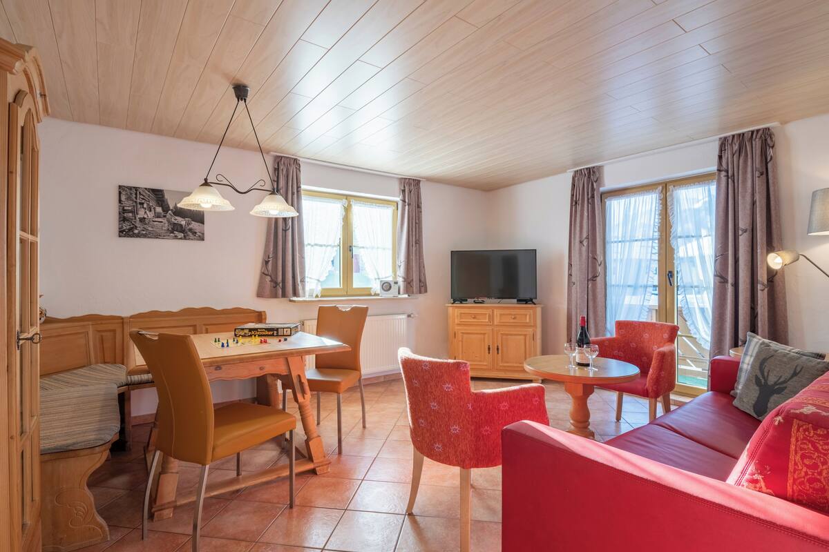 Comfort Condo, 3 Bedrooms, Mountain View | Peti besi dalam bilik, dilengkapkan perabot secara berasingan