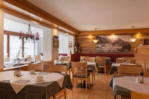 Petit déjeuner buffet (15 EUR par personne)