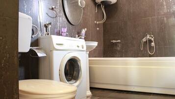 Căn hộ, 1 giường đôi và sofa giường | Phòng tắm | Buồng tắm vòi sen, máy sấy tóc, khăn tắm