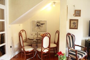 Apartment, 1 Doppelbett und Schlafsofa | Essbereich im Zimmer