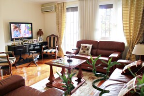 Apartment, 1 Doppelbett und Schlafsofa | Wohnbereich | Flachbildfernseher