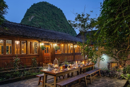 2 restaurants, breakfast served