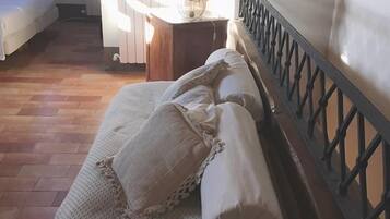 Comfort Loft | Desk, free cribs/infant beds, free WiFi, bed sheets
