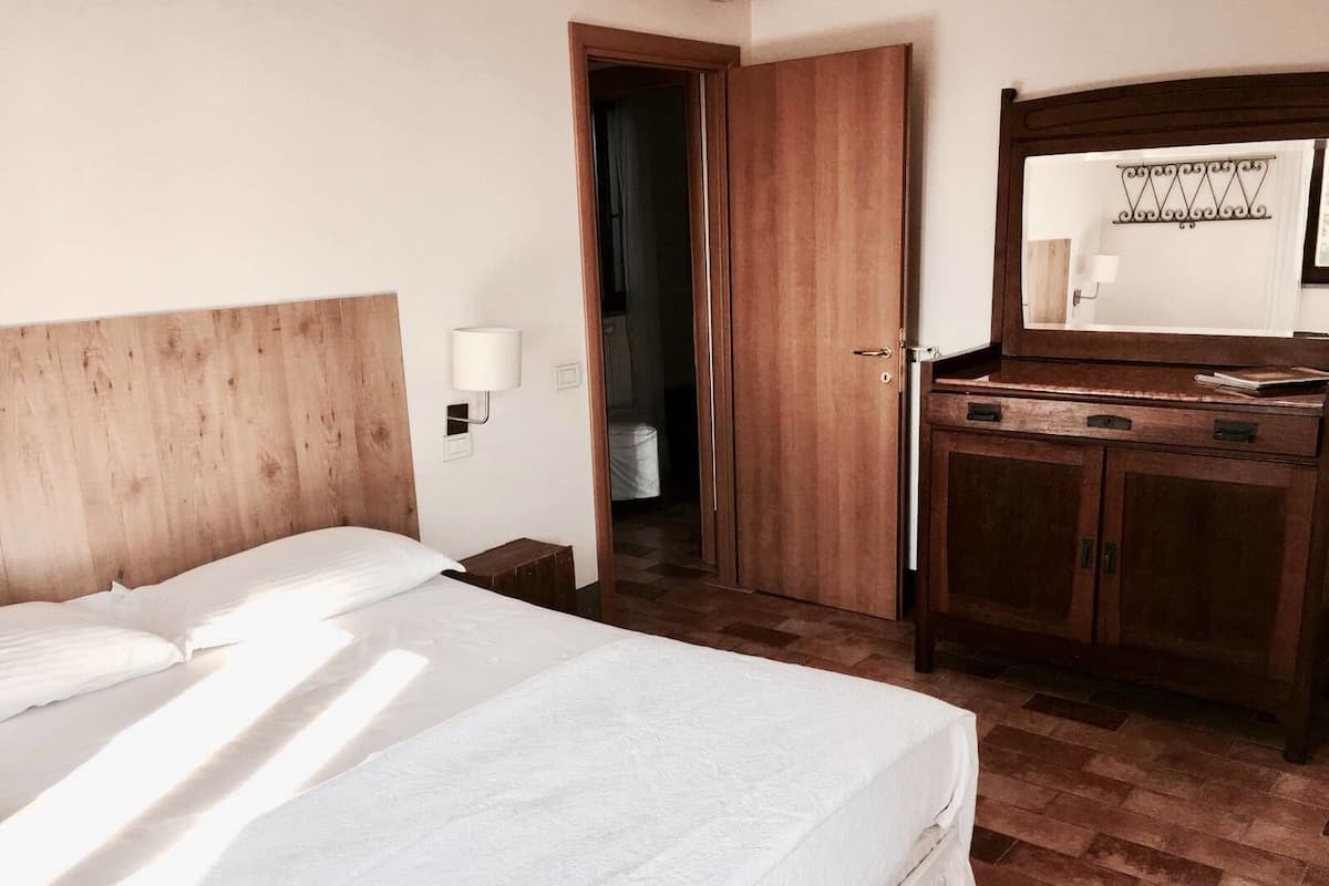 Escritorio, cunas gratuitas, wifi gratis y ropa de cama