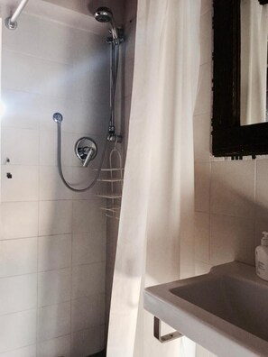 Douche, sèche-cheveux, serviettes fournies, savon