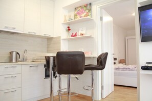 City Apartment, 1 Queen Bed with Sofa bed | In-room dining