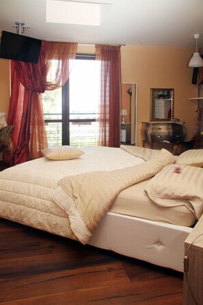 Minibar, cortinas blackout y tabla de planchar con plancha 