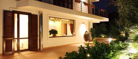 Overnatningsstedets facade – aften/nat