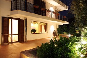 Façade de l’hébergement - soirée/nuit