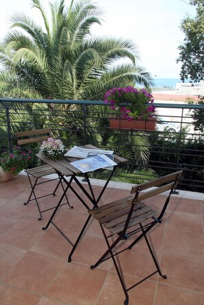 Habitación Deluxe doble, 1 cama de matrimonio grande, bañera de hidromasaje, vistas al mar | Vistas del balcón