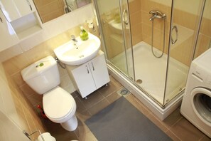 Apartment, 1 Doppelbett und Schlafsofa | Badezimmer | Dusche, Handtücher
