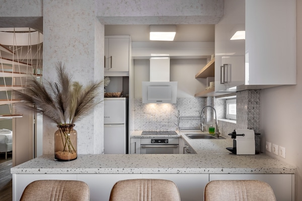 Refrigerador con freezer, horno, placa de cocina, cafetera expreso