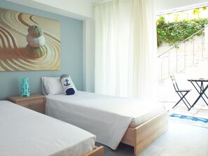 Two Bedroom Apartment With Garden | 객실 내 금고, 각각 다른 스타일의 인테리어, 각각 다르게 가구 비치, 책상