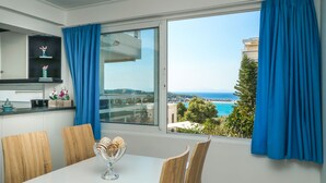Two Bedroom Sea View Apartment With Garden | Utsikt mot strand/hav