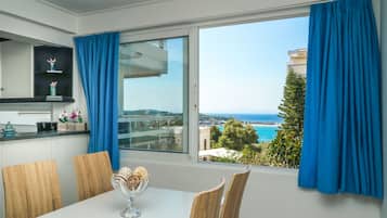 Two Bedroom Sea View Apartment With Garden | Vista a la playa o el mar