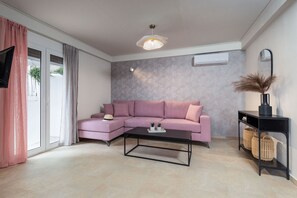 Two Bedroom Sea View Apartment With Garden | 거실 공간 | TV