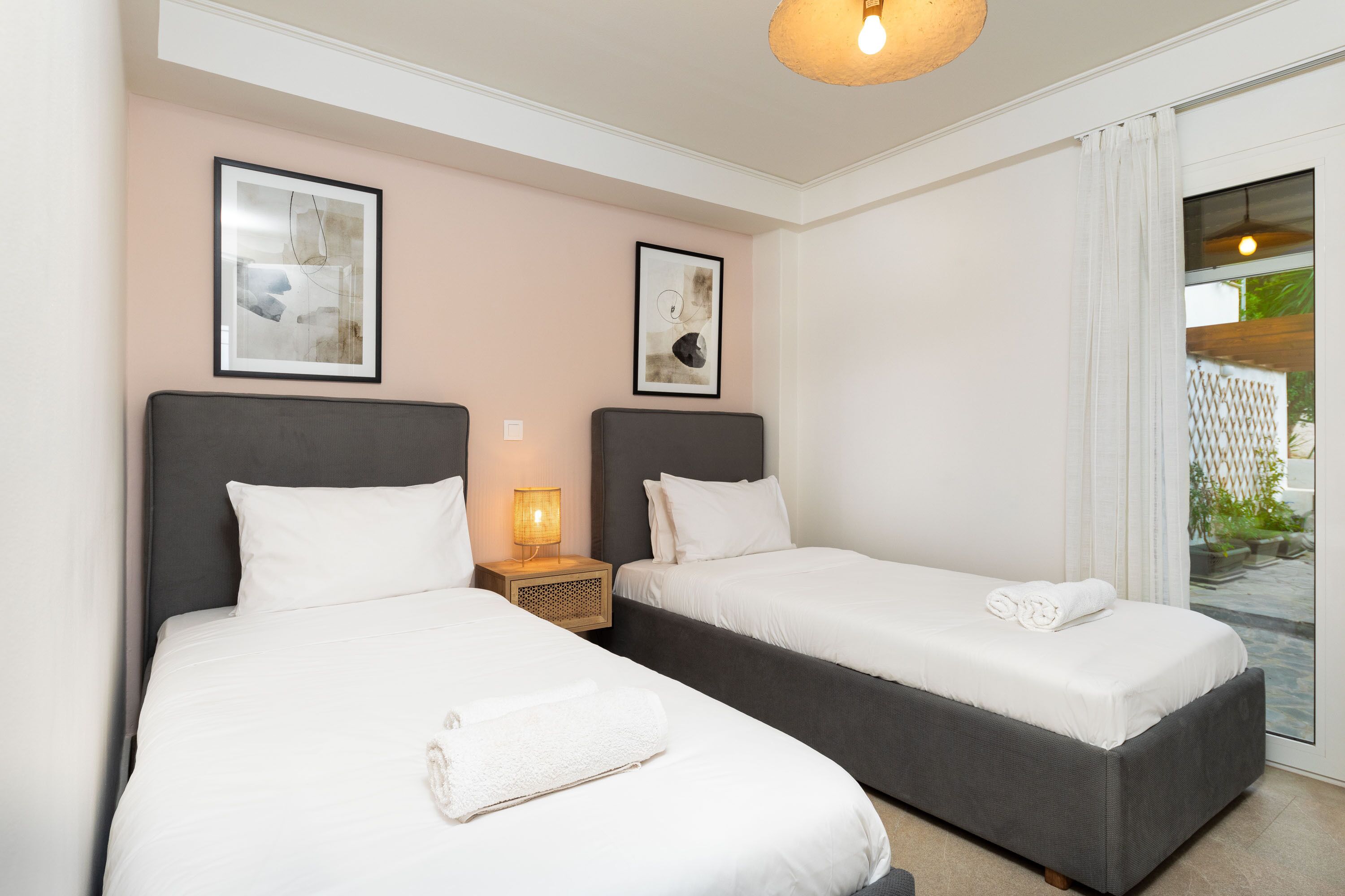 Two Bedroom Sea View Apartment With Garden | セーフティボックス (室内)、客室ごとに異なる装飾、客室ごとに異なるインテリア、デスク