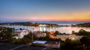 Three Bedroom Panoramic Sea View Maisonette | Vistas al agua
