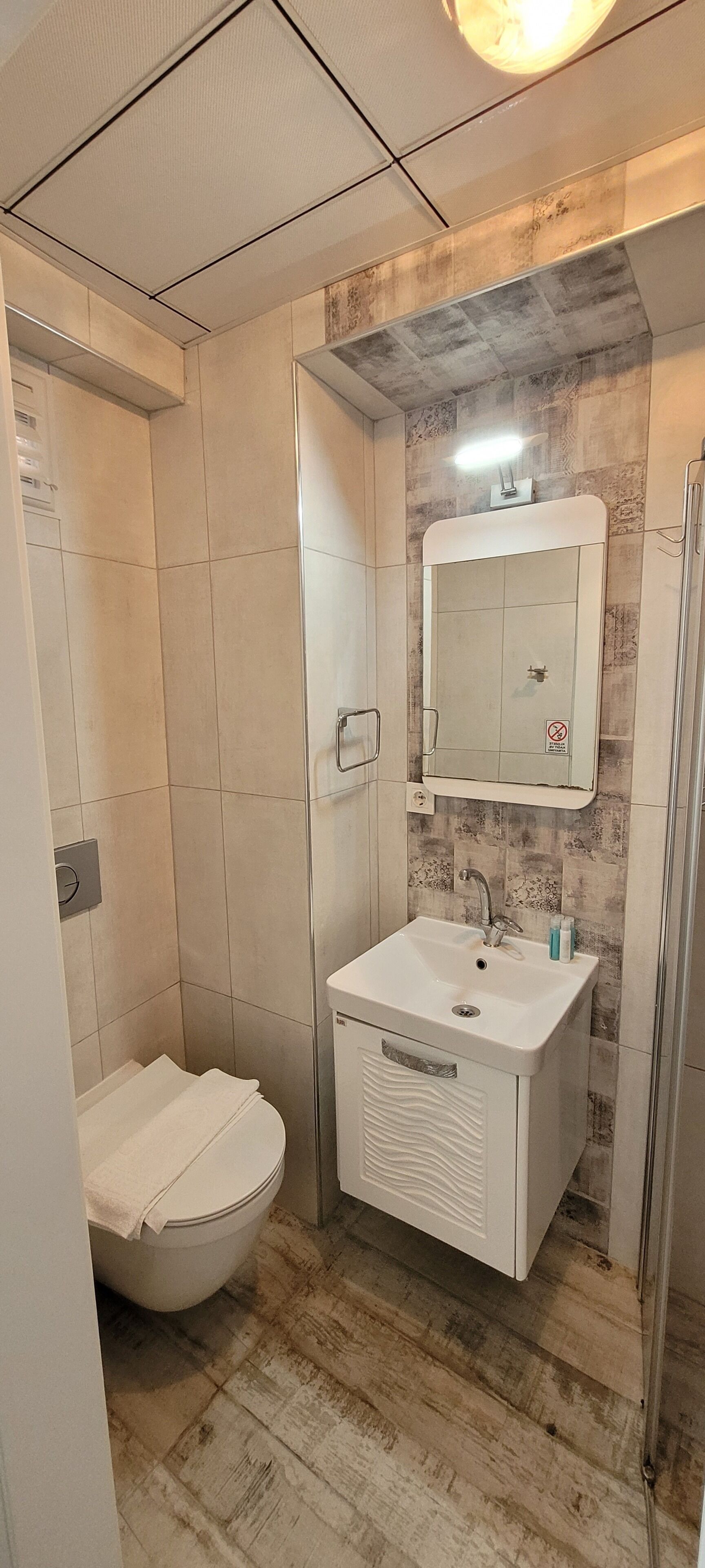 deluxe double or twin room | bathroom | shower, free toiletries, hair dryer, slippers