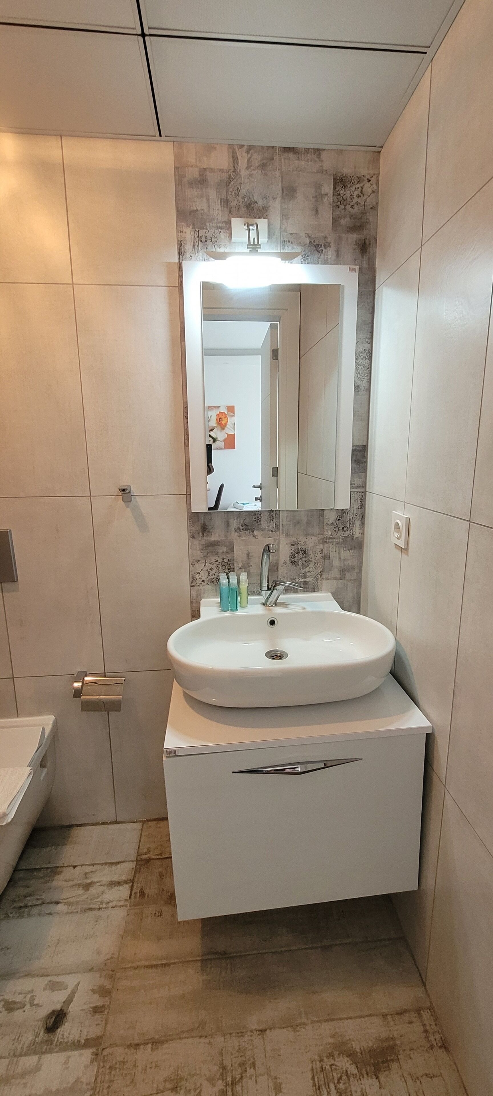 deluxe triple room, city view | bathroom | shower, free toiletries, hair dryer, slippers
