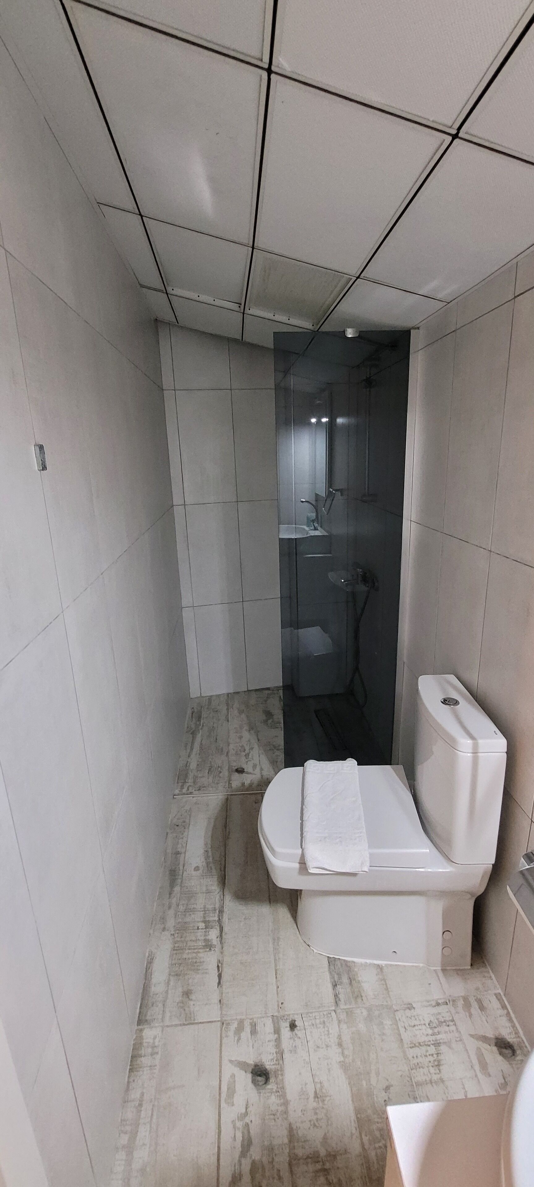 bodrum kat triple room | bathroom | shower, free toiletries, hair dryer, slippers