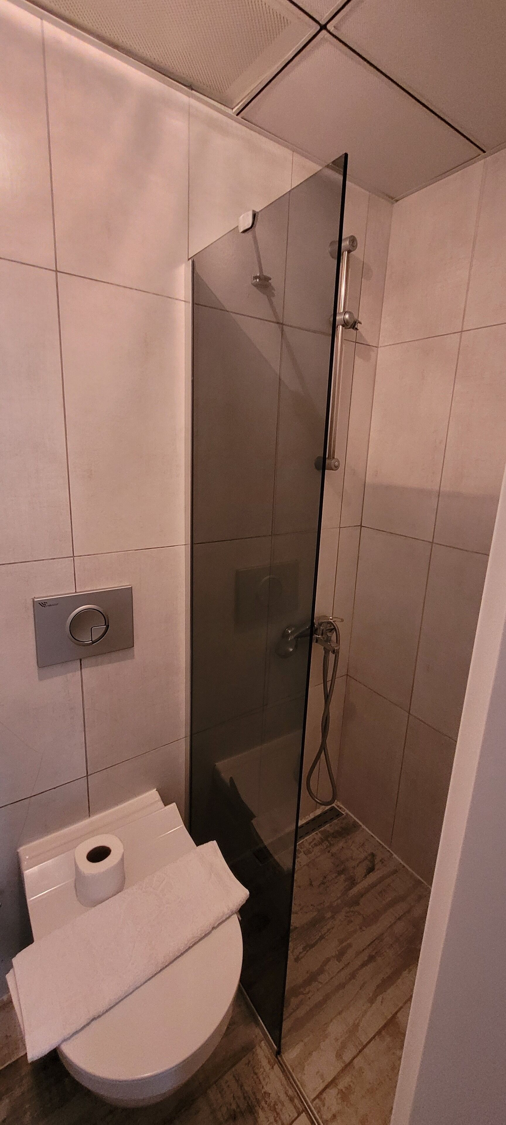 standard double room | bathroom | shower, free toiletries, hair dryer, slippers