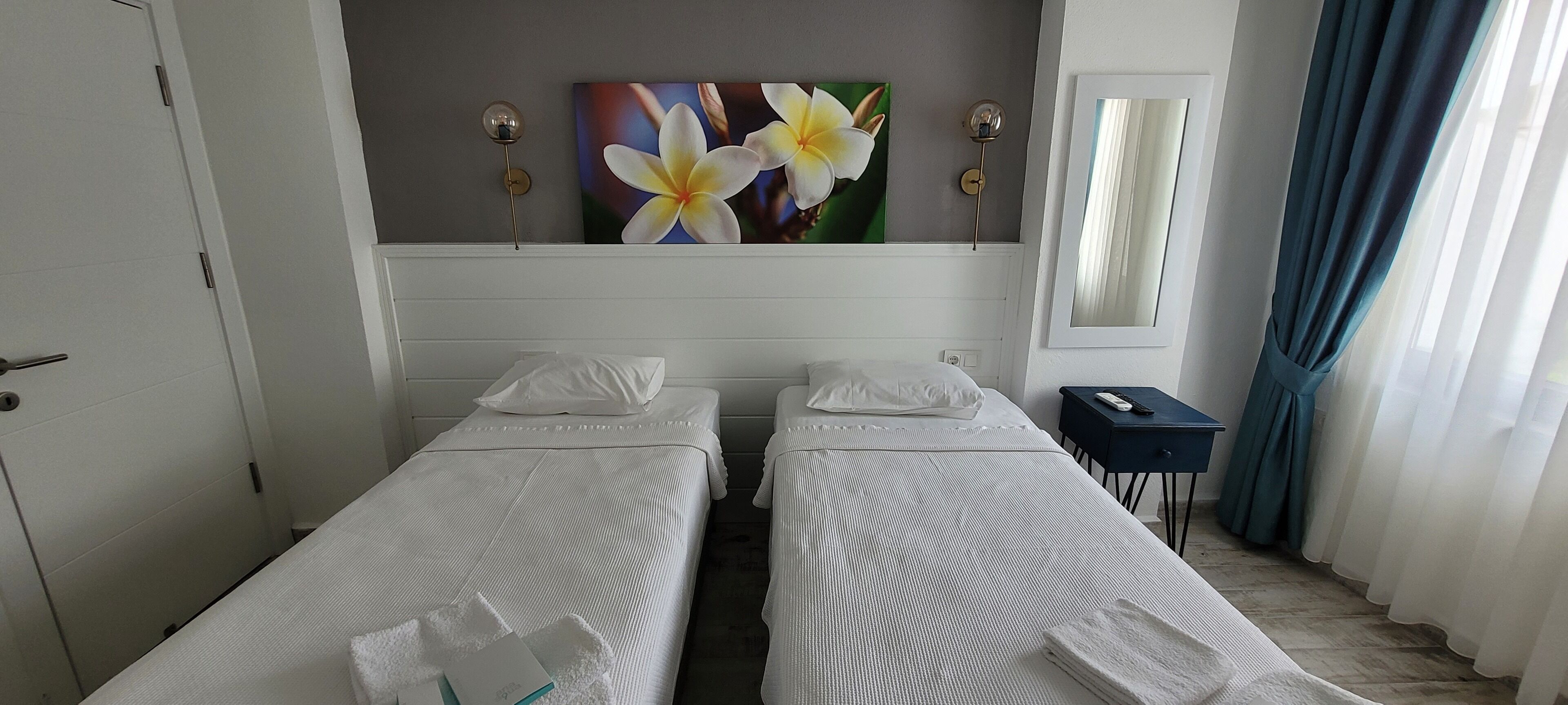 deluxe double or twin room | 1 bedroom, minibar, iron/ironing board, free wifi