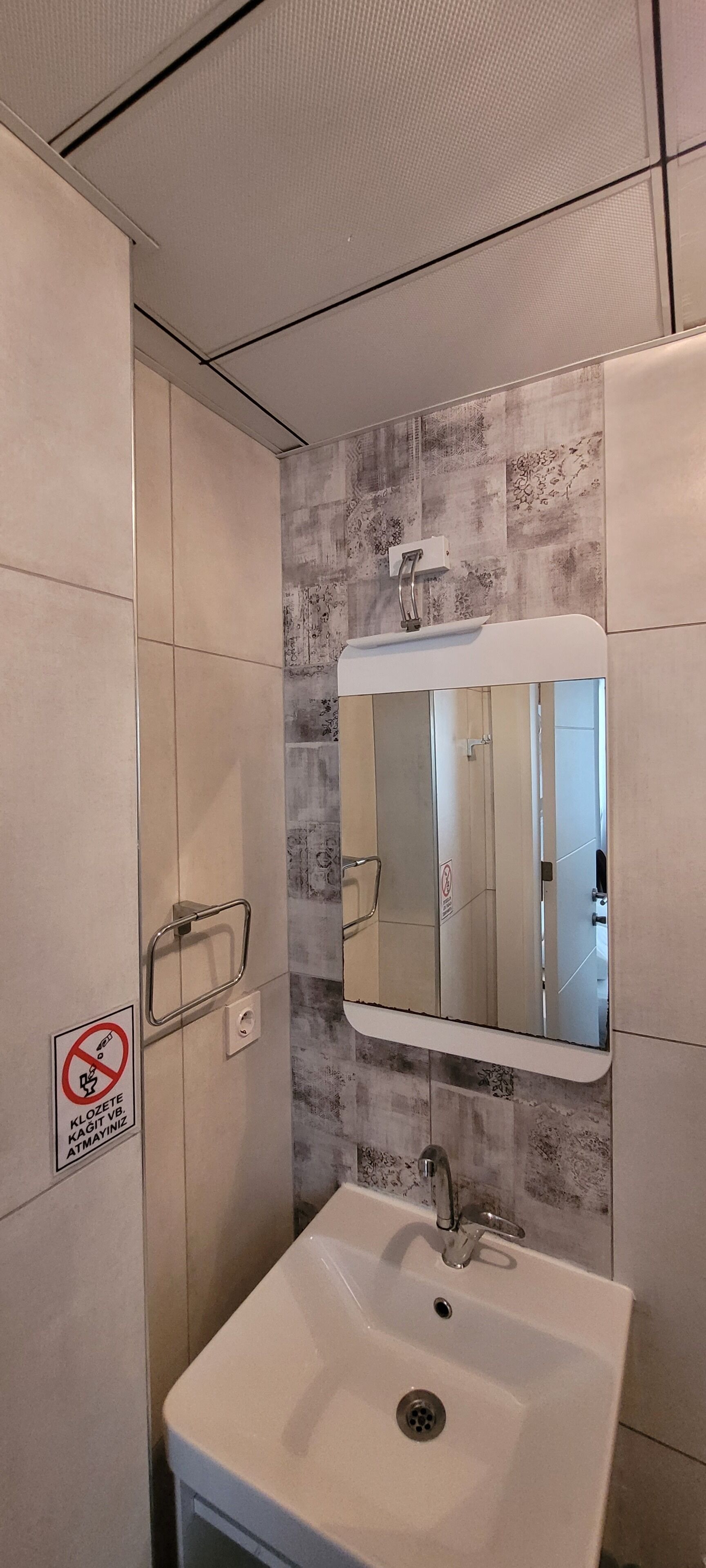 standard double room | bathroom | shower, free toiletries, hair dryer, slippers