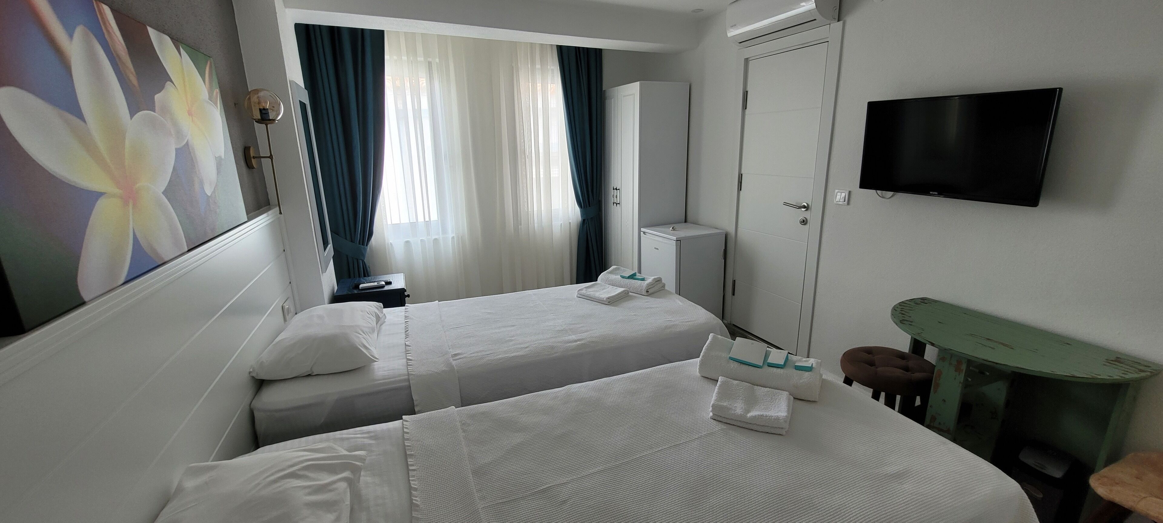 deluxe double or twin room | 1 bedroom, minibar, iron/ironing board, free wifi