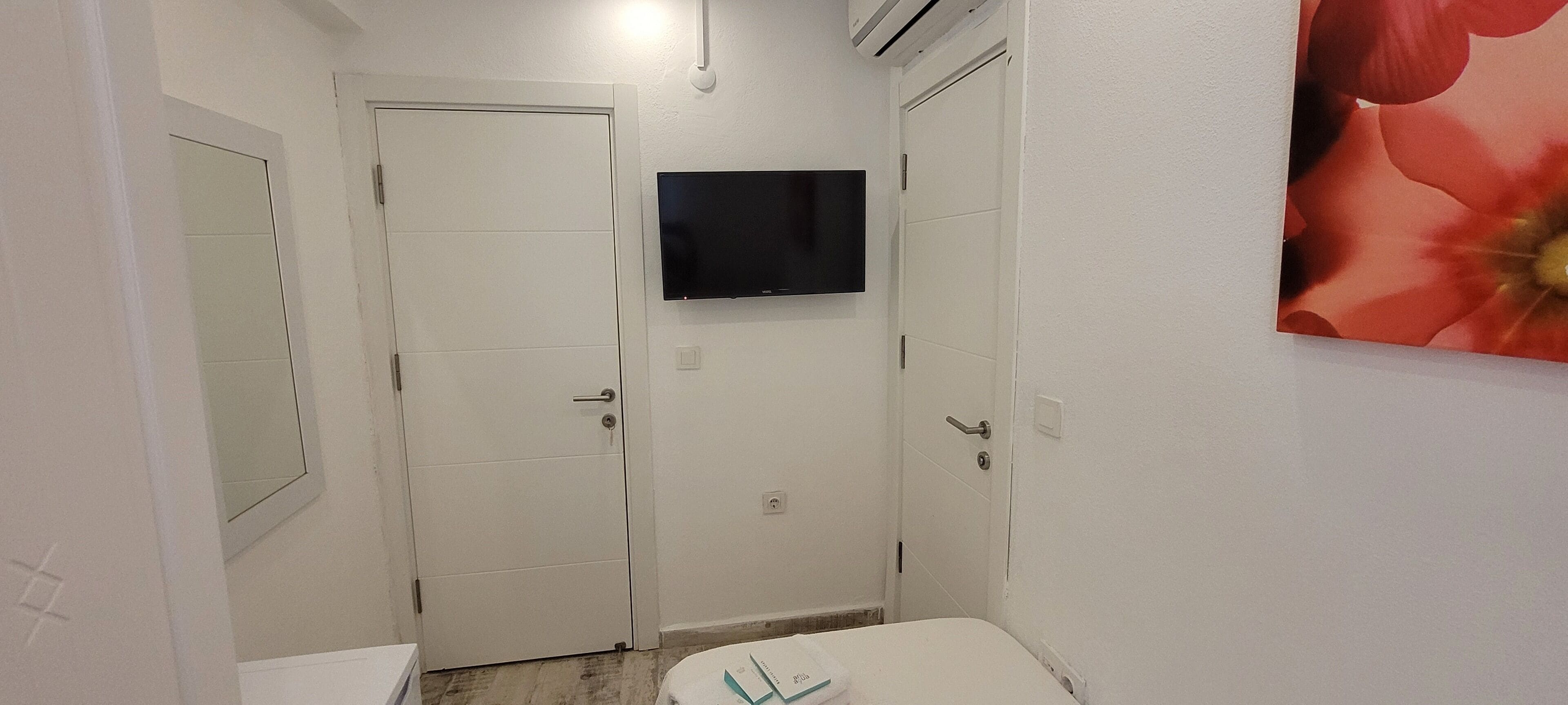 standard single room | 1 bedroom, minibar, iron/ironing board, free wifi