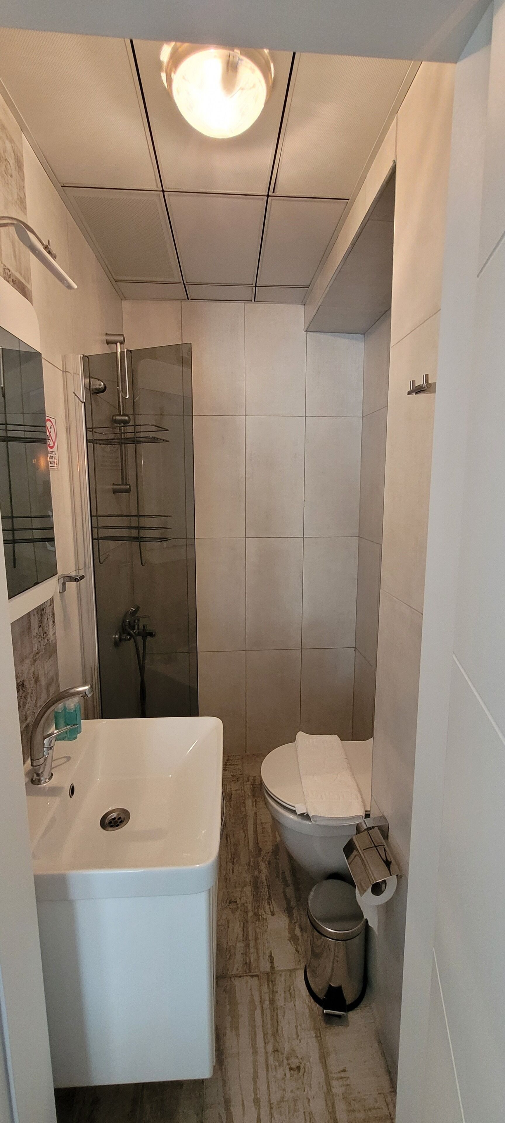 deluxe double or twin room | bathroom | shower, free toiletries, hair dryer, slippers