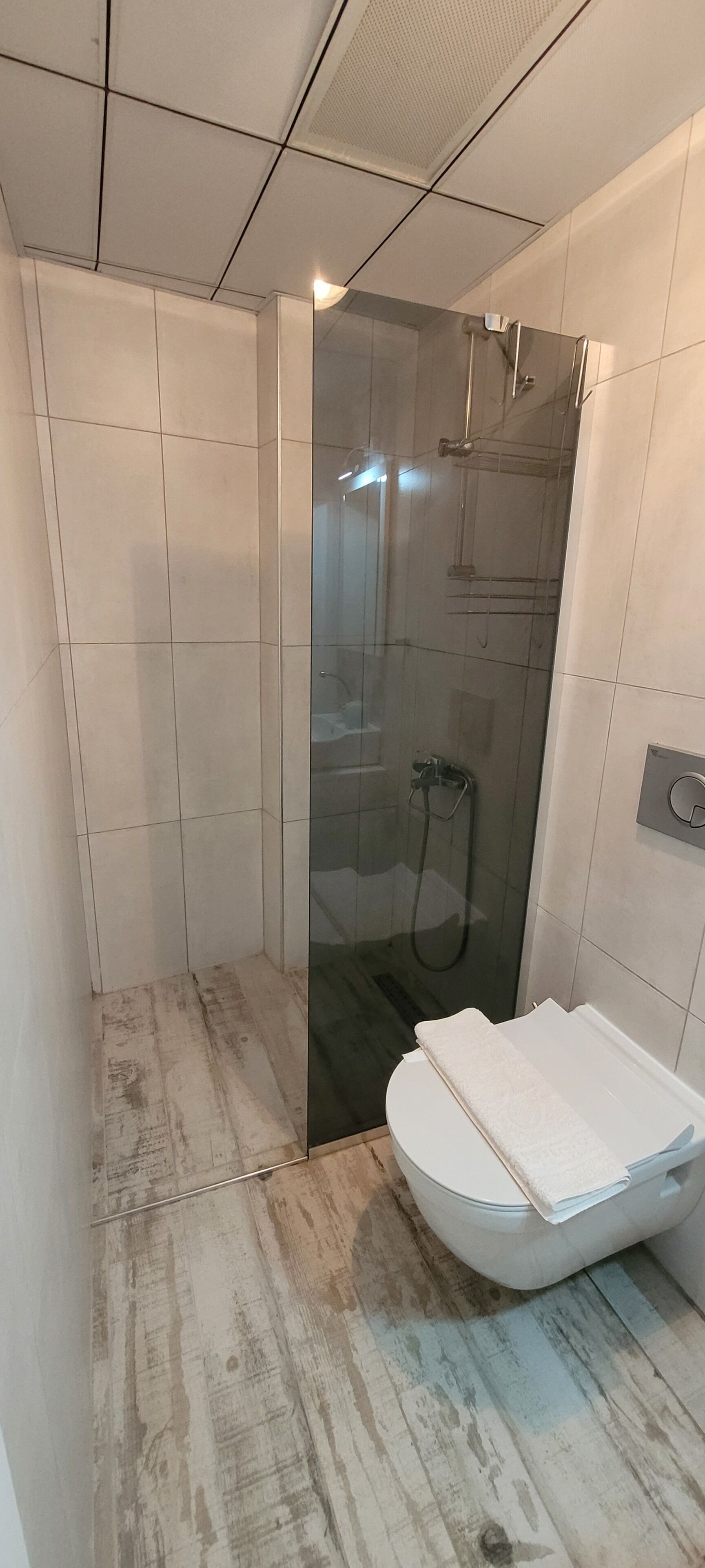 deluxe triple room, city view | bathroom | shower, free toiletries, hair dryer, slippers