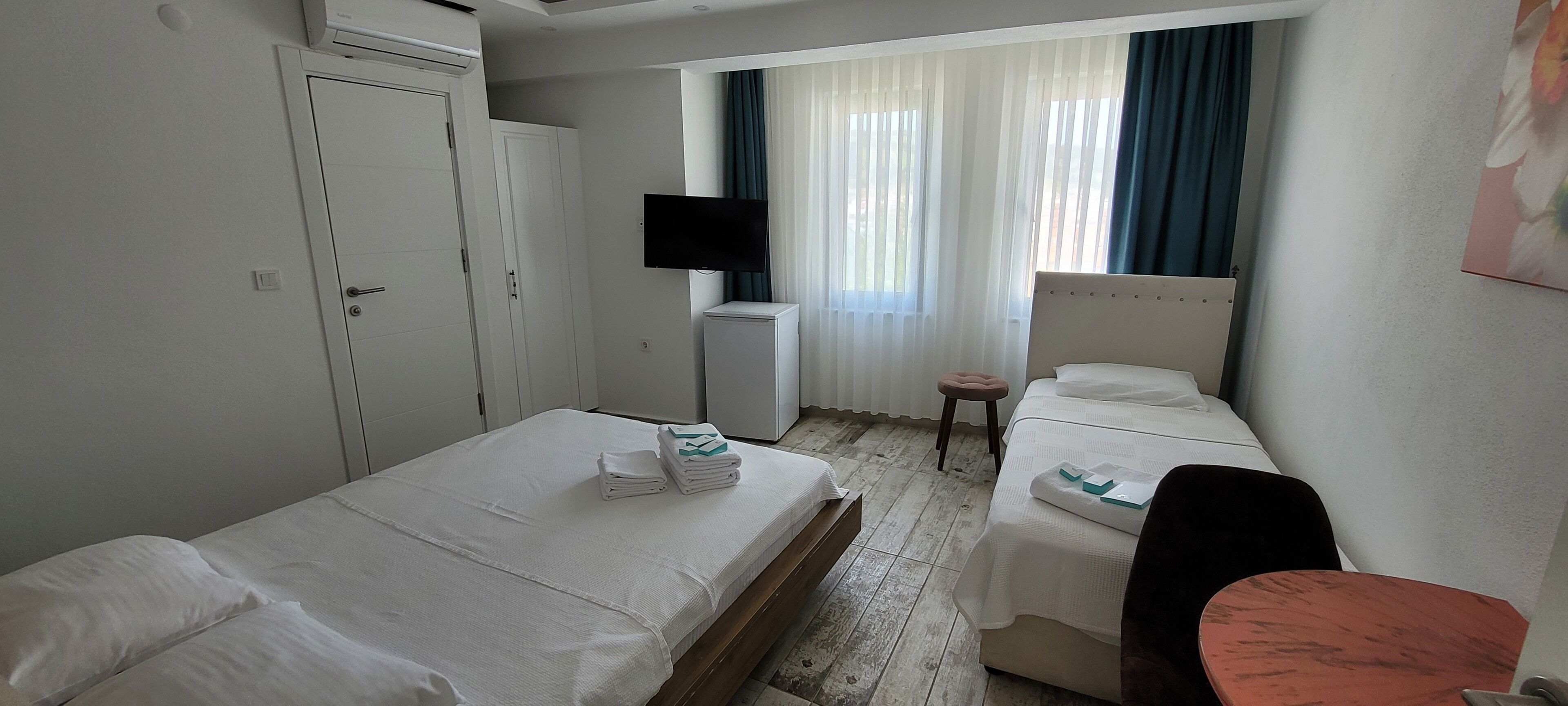 deluxe triple room, city view | 1 bedroom, minibar, iron/ironing board, free wifi