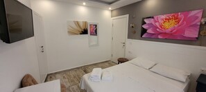 Minibar, tabla de planchar con plancha, wifi gratis y ropa de cama 