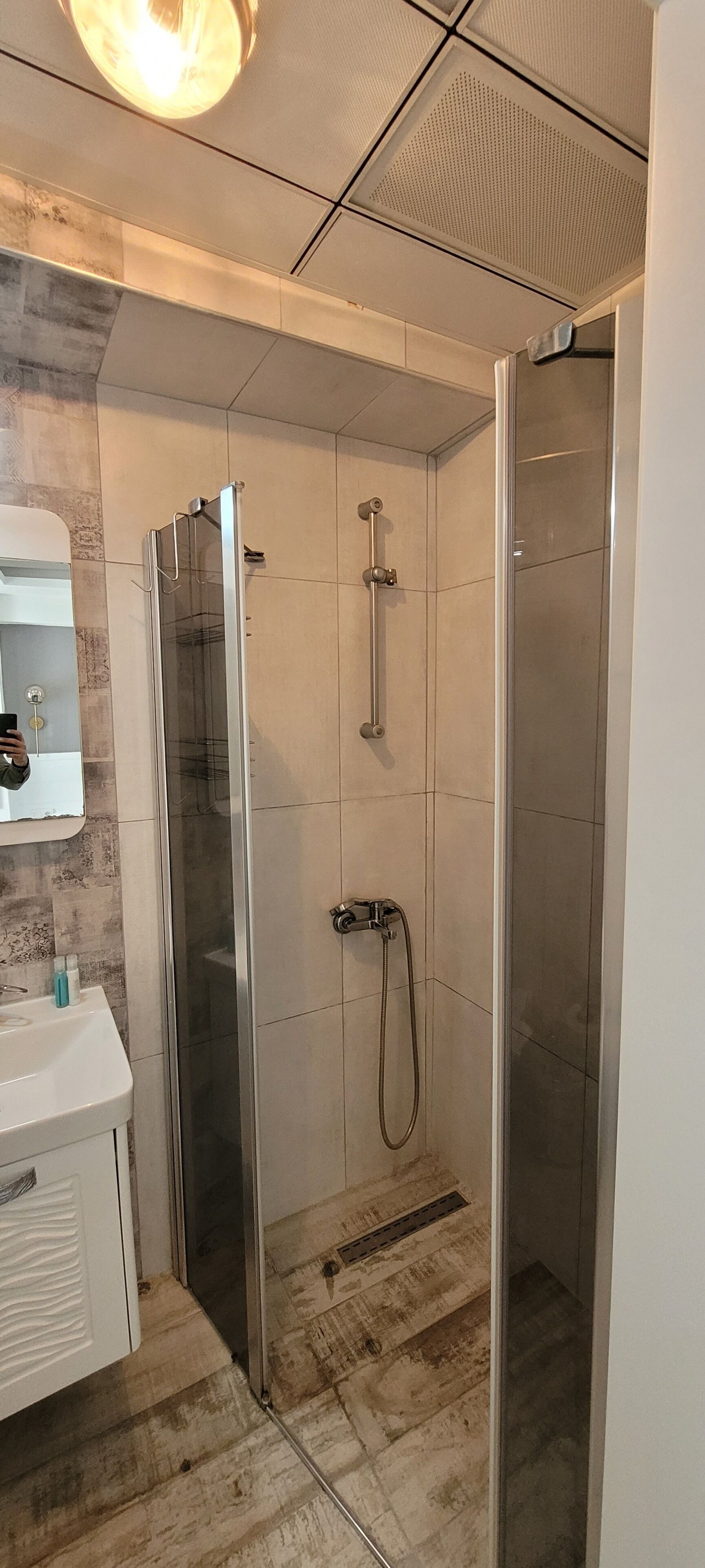 deluxe double or twin room | bathroom | shower, free toiletries, hair dryer, slippers