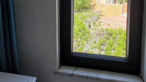 Una habitación con ventana que da a una zona residencial.