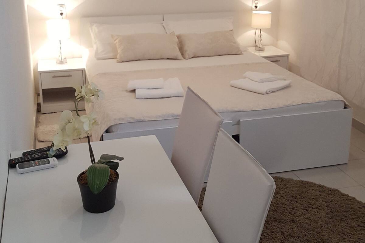 Habitación Confort con 1 cama matrimonial o 2 individuales | Escritorio, wifi gratis y ropa de cama