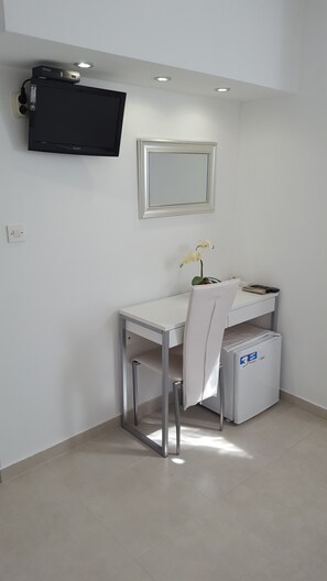 Economy Double or Twin Room | Living area